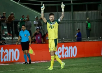 tadeu-completa-400-jogos-pelo-goias-e-celebra-marca-historica