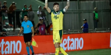 tadeu-completa-400-jogos-pelo-goias-e-celebra-marca-historica