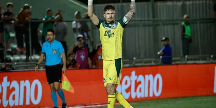 tadeu-completa-400-jogos-pelo-goias-e-celebra-marca-historica