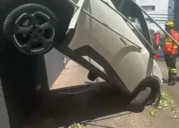carro-eletrico-bate-em-grade-de-protecao-em-brasilia