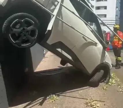 carro-eletrico-bate-em-grade-de-protecao-em-brasilia