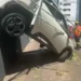 carro-eletrico-bate-em-grade-de-protecao-em-brasilia