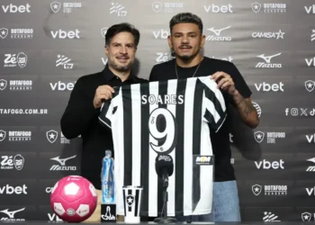 tiquinho-soares-e-apresentado-no-botafogo-e-assume-a-camisa-9
