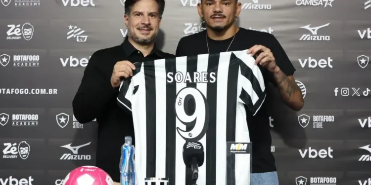 tiquinho-soares-e-apresentado-no-botafogo-e-assume-a-camisa-9