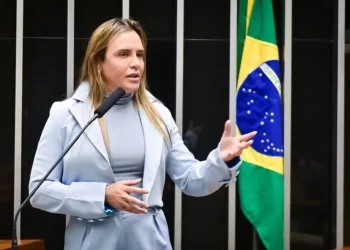 “vamos-fazer-as-nomeacoes”,-diz-celina-ao-anunciar-2.681-professores-no-df
