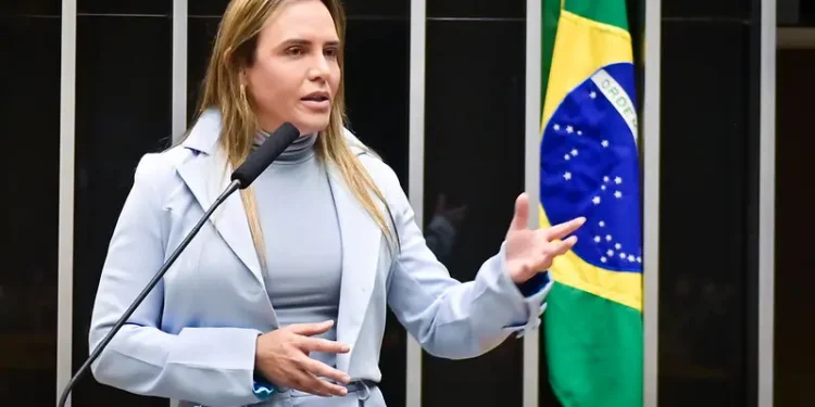“vamos-fazer-as-nomeacoes”,-diz-celina-ao-anunciar-2.681-professores-no-df
