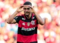 samuel-lino-decide,-flamengo-goleia-o-botafogo-e-pressiona-o-palmeiras-no-brasileirao