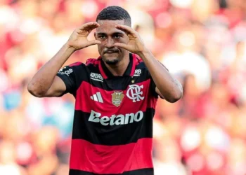 samuel-lino-decide,-flamengo-goleia-o-botafogo-e-pressiona-o-palmeiras-no-brasileirao
