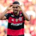 samuel-lino-decide,-flamengo-goleia-o-botafogo-e-pressiona-o-palmeiras-no-brasileirao