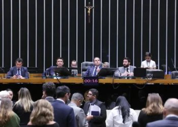 congresso-negocia-avanco-da-6-por-1,-mas-sofre-resistencia-na-pec-da-seguranca
