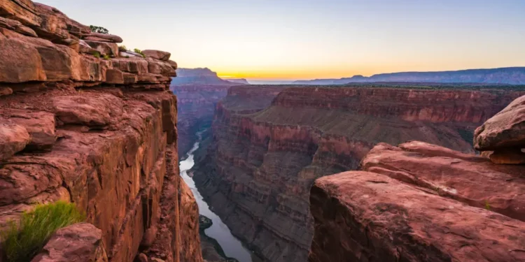 cheia-no-grand-canyon-(eua)-deixa-mais-de-20-pessoas-desaparecidas