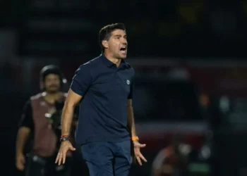 abel-ferreira-e-denunciado-pelo-stjd-apos-chutar-microfone-em-jogo-do-palmeiras
