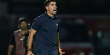 abel-ferreira-e-denunciado-pelo-stjd-apos-chutar-microfone-em-jogo-do-palmeiras