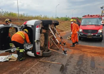 bombeiros-e-acionado-apos-capotamento-de-veiculo-no-lago-norte-(df)