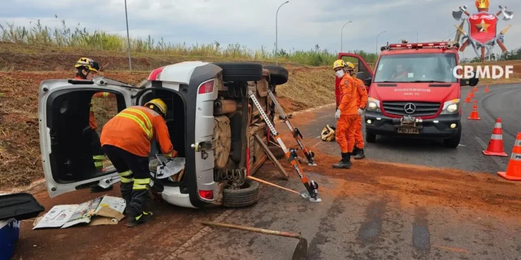 bombeiros-e-acionado-apos-capotamento-de-veiculo-no-lago-norte-(df)