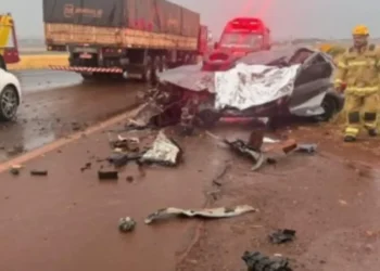 motorista-morre-apos-carro-colidir-com-caminhao-na-go-210,-em-santa-helena-de-goias