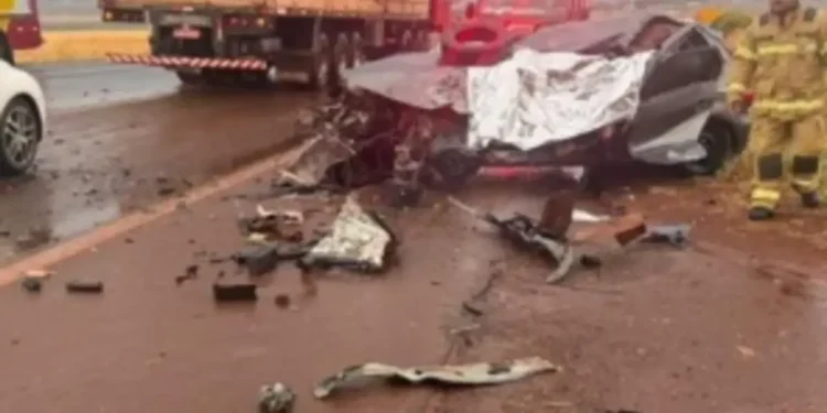 motorista-morre-apos-carro-colidir-com-caminhao-na-go-210,-em-santa-helena-de-goias