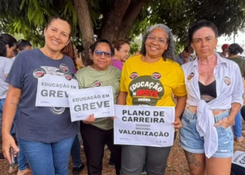 administrativos-da-educacao-de-goiania-protestam-no-paco-por-novo-plano-de-carreira