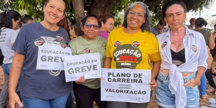 administrativos-da-educacao-de-goiania-protestam-no-paco-por-novo-plano-de-carreira