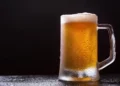 beber-cerveja-no-horario-de-almoco-pode-dar-justa-causa?-advogado-explica