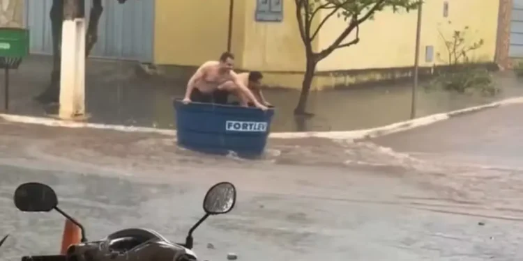 amigos-descem-enxurrada-em-caixa-d’agua-no-interior-de-goias;-video-bomba-nas-redes