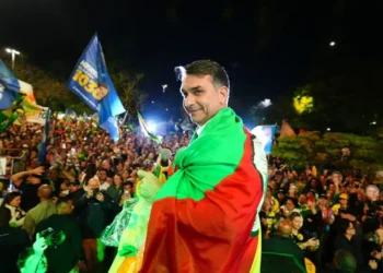 flavio-bolsonaro-diz-que-pai-esta-“censurado”-e-convoca-atos