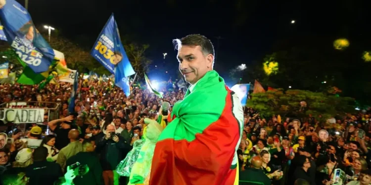 flavio-bolsonaro-diz-que-pai-esta-“censurado”-e-convoca-atos