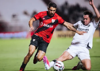 atletico-go-vence-o-ceara-mesmo-com-um-jogador-a-menos-e-encosta-no-g-6