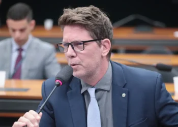 dino-proibe-mario-frias-e-outros-investigados-de-deixar-o-pais