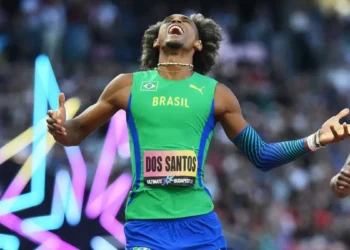 alison-dos-santos-vence-mundial-e-termina-temporada-invicto-nos-400m-com-barreiras