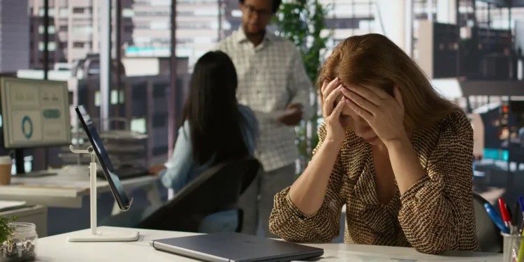 afastamentos-por-burnout-disparam-296%-em-dois-anos-no-brasil