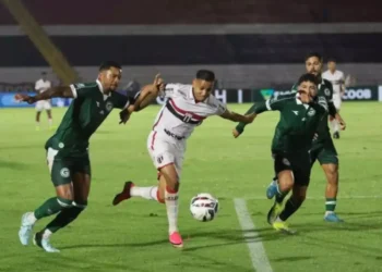 de-virada,-goias-vence-o-botafogo-sp-fora-de-casa-e-se-recupera-na-serie-b
