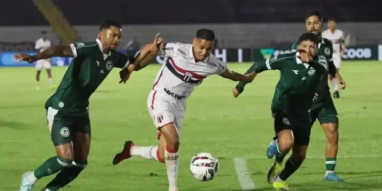 de-virada,-goias-vence-o-botafogo-sp-fora-de-casa-e-se-recupera-na-serie-b