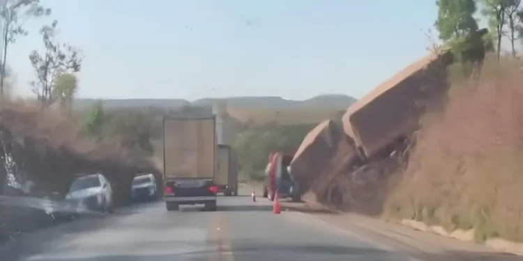 carreta-bitrem-sai-da-pista-e-deixa-motorista-ferido-na-br-040,-em-cristalina
