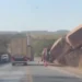 carreta-bitrem-sai-da-pista-e-deixa-motorista-ferido-na-br-040,-em-cristalina