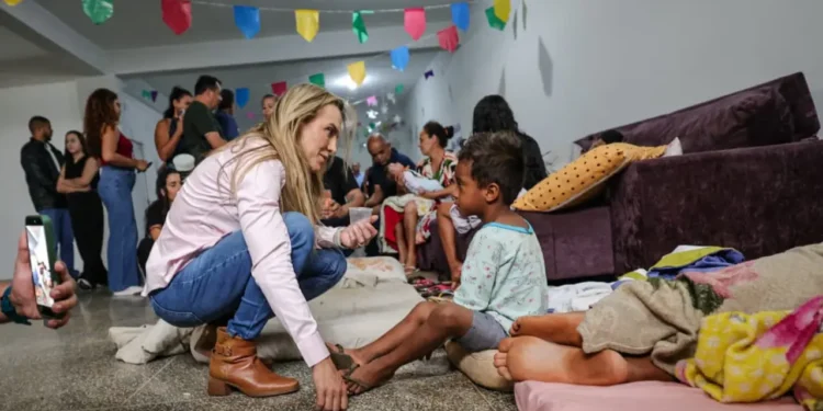 celina-leao-determina-que-equipes-de-campanha-parem-atos-e-ajudem-vitimas-de-temporal-no-df