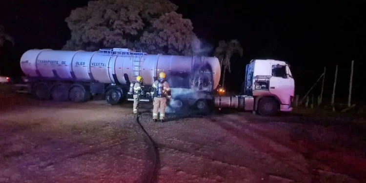incendio-atinge-veiculo-de-carga-na-go-174-e-mobiliza-bombeiros
