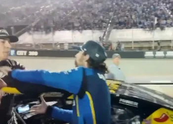pilotos-trocam-socos-apos-acidente-durante-etapa-da-nascar-cup-nos-eua