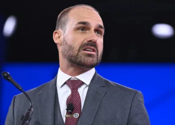 eduardo-bolsonaro-e-demitido-da-policia-federal-por-abandono-de-cargo
