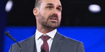 eduardo-bolsonaro-e-demitido-da-policia-federal-por-abandono-de-cargo