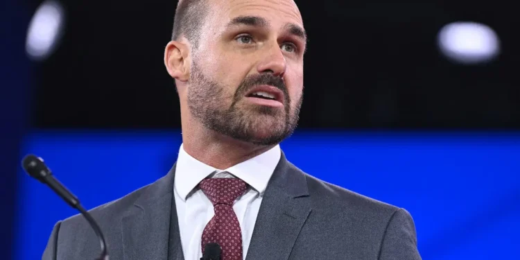 eduardo-bolsonaro-e-demitido-da-policia-federal-por-abandono-de-cargo