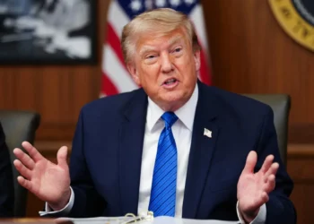 tvs-dos-eua-suspendem-cobertura-de-trump-apos-veto-a-jornalistas