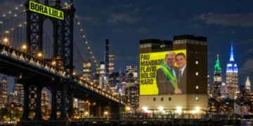 projecao-em-nova-york-mostra-flavio-bolsonaro-entregando-faixa-a-trump