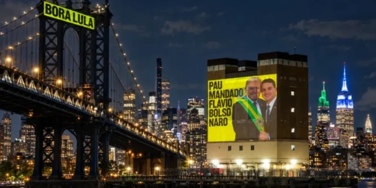 projecao-em-nova-york-mostra-flavio-bolsonaro-entregando-faixa-a-trump