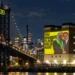 projecao-em-nova-york-mostra-flavio-bolsonaro-entregando-faixa-a-trump
