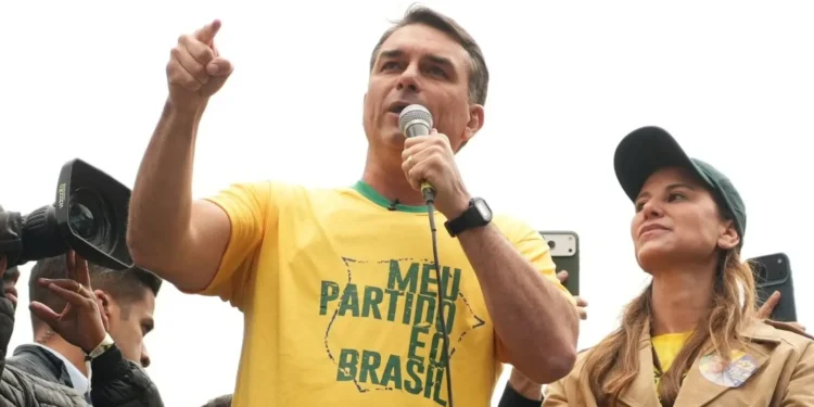 na-reta-final-da-campanha,-flavio-bolsonaro-fara-carreata-em-goiania