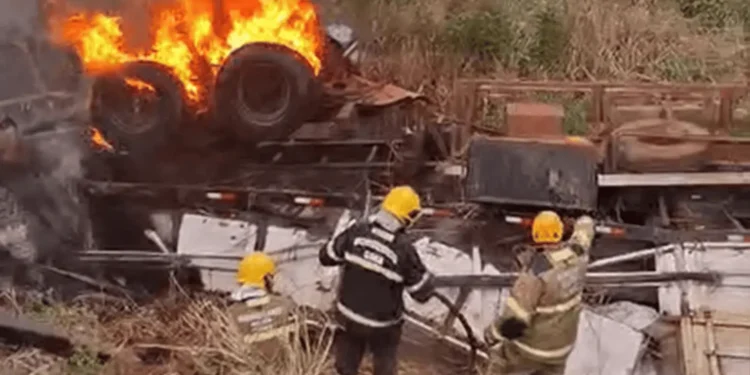motorista-morre-carbonizado-apos-carreta-pegar-fogo-na-br-364-em-jatai
