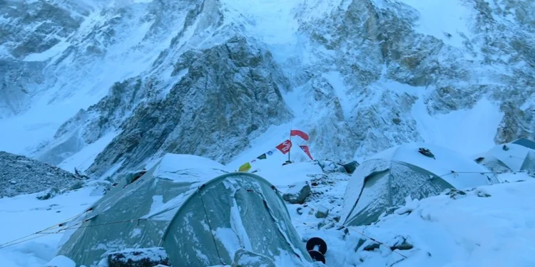 avalanche-atinge-montanha-no-nepal-e-deixa-10-desaparecidos
