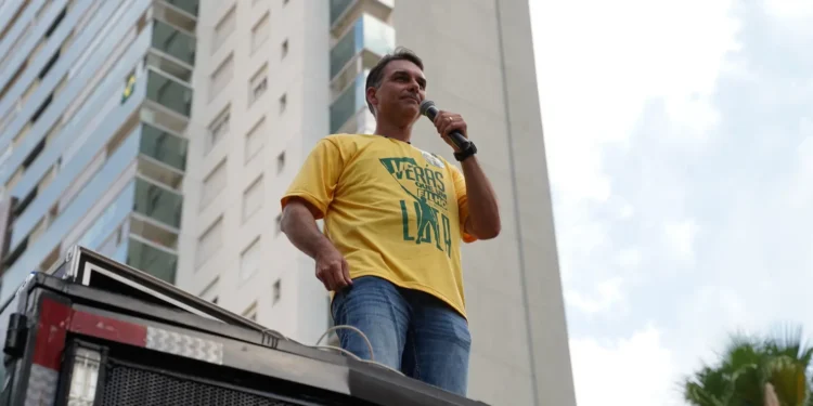 em-goiania,-flavio-chama-lula-de-“pai-do-tigrinho”-durante-discurso
