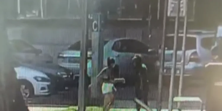 mulher-e-detida-apos-atacar-outra-com-vidro-quebrado-no-setor-comercial-sul-(df)